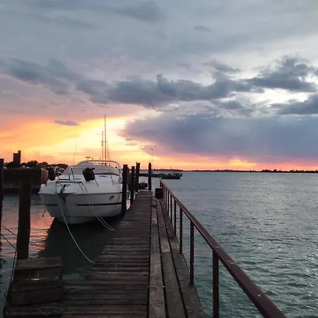 Botel Biennale Luxury Sail Boat Veneza